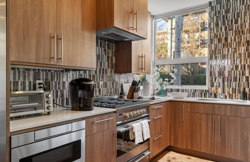 Lower Queen Anne Villa | Seattle Luxury | Space Needle | Walkable | Parking