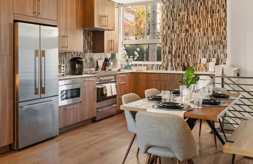 Lower Queen Anne Villa | Seattle Luxury | Space Needle | Walkable | Parking