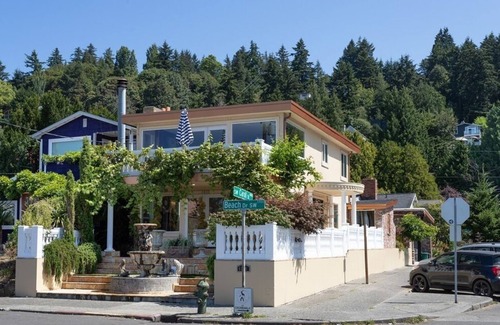 Alki Villa | Seattle Ocean View Luxury Beach Penthouse! Free breakfast, parking, AC/WiFi
