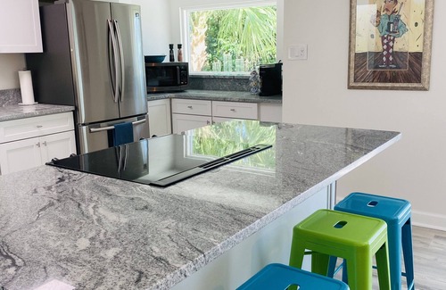 Englewood House | SeaTurtle 🐢Bayfront w/heated pool, steps to Beach, Sleeps 10, Pets🐾
