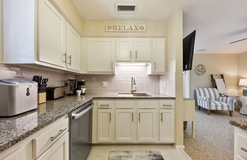 Jacksonville Beach House | SeaTurtle Retreat|Walk Everywhere|1 Blk to Beach|Close to Mayo