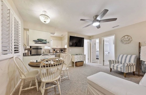 Jacksonville Beach House | SeaTurtle Retreat|Walk Everywhere|1 Blk to Beach|Close to Mayo