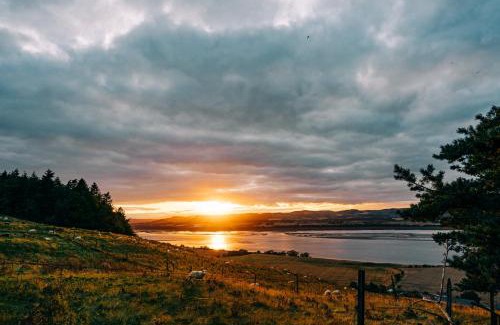 Cupar House | Seaview Cabin Sleeps 2 -Hot Tub -Smart Tv -Parking