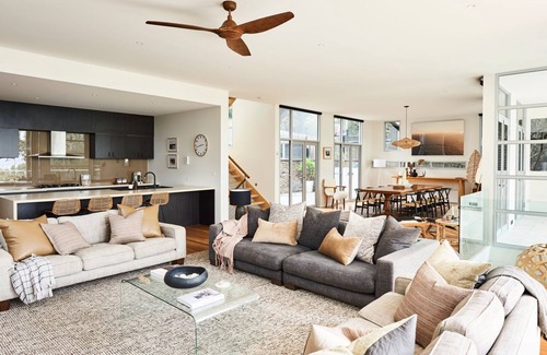 Lorne House | Seaview House - Location, space and class