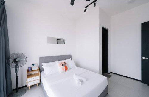 George Town Apartment | Seaview Infinity Pool 3BR 2Carparks 8Pax