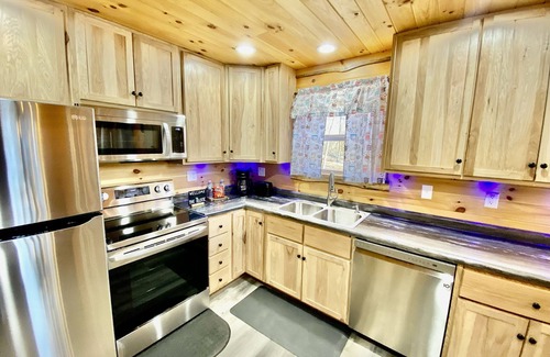 Logan Cabin | Secluded 3 bedroom Log Cabin Kid Friendly In Logan Ohio in Hocking Hills Hot Tub