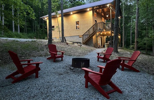 Logan Cabin | Secluded 3 bedroom Log Cabin Kid Friendly In Logan Ohio in Hocking Hills Hot Tub