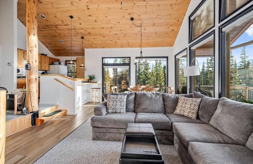 Valley of the Sun Cabin | Secluded 3bed/Hot tub/Views