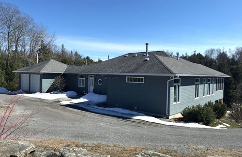 North Kawartha House | Secluded 4-Season Country Home - Lake+Hot Tub+EV. Pet Friendly!