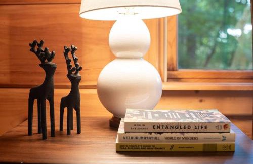 Cherry Log House | Secluded 4WD Getaway with Mountain Views and Hot Tub