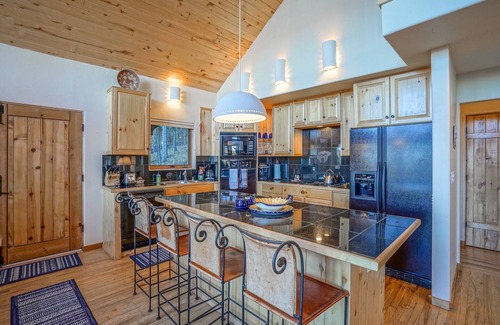 Angel Fire Cabin | Secluded Angel Fire Cabin w/Amazing Views, Hot Tub & Fiber Internet