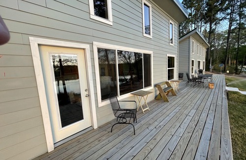 Grapeland House | Secluded Cabin 2 directly on Houston County Lake