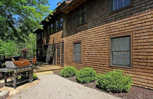 Fennville House | Secluded cabin on 10 acres - hot tub & game room!