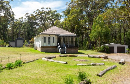 St. Georges Basin House | Secluded Cottage Surrounded by Eucalyptus Trees and Native Wildlife