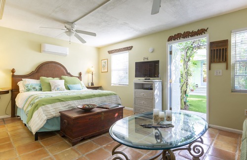 Mango Groves House | Secluded Cottage Close to Town w/Bikes & Hot Tub