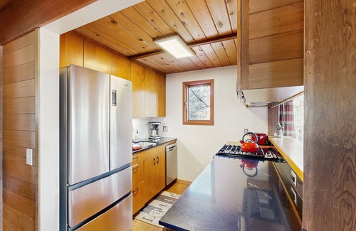 Alyeska House | Secluded cottage w/mountain views and gas fireplace - close to lifts/activities