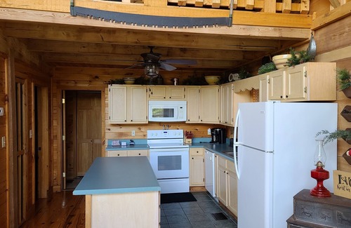Gatlinburg - Pigeon Forge Cabin | Secluded Cozy Cabin with Mountain Views, near Pigeon Forge, Gatlinburg, Hot Tub