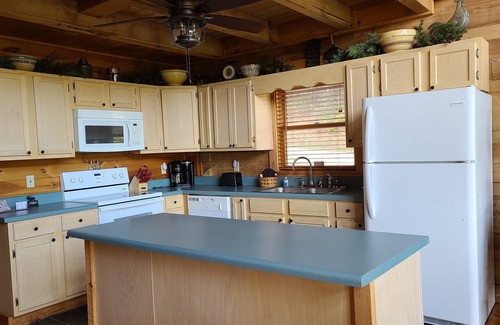 Gatlinburg - Pigeon Forge Cabin | Secluded Cozy Cabin with Mountain Views, near Pigeon Forge, Gatlinburg, Hot Tub