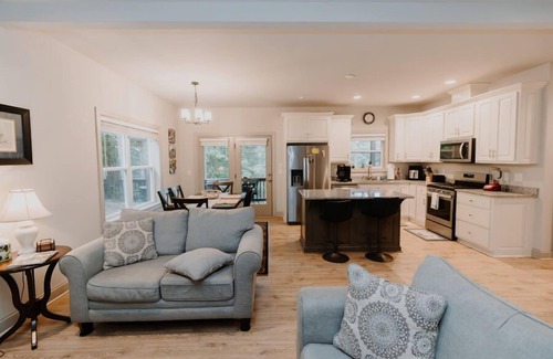 Dahlonega House | Secluded Creekside Cabin Heart of Dahlonega Wine, Weddings, and Adventure