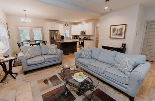 Dahlonega House | Secluded Creekside Cabin Heart of Dahlonega Wine, Weddings, and Adventure