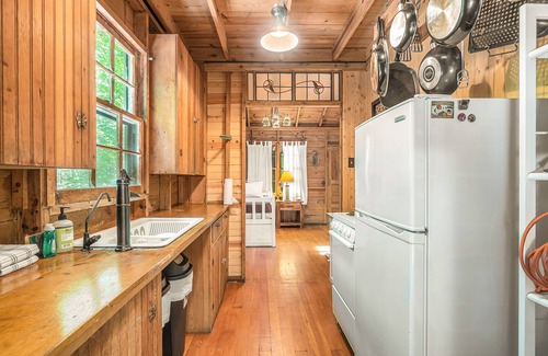 Holland Cabin | Secluded, dog-friendly cabin with Lake Michigan beach access & grill - near town