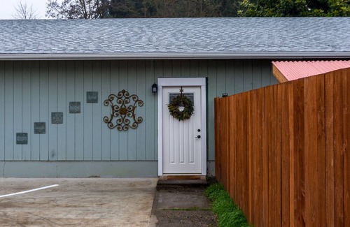 Vancouver House | Secluded Gem 3bd/2Bth w/Hot Tub, AC, & Self Check In