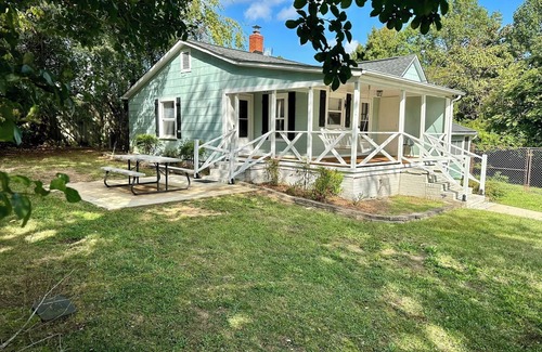 Kernersville House | Secluded Home 2BDR/1BATH KING & 2QUEEN Beds Sleeps 6 Long Term & Pets OK