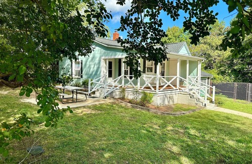 Kernersville House | Secluded Home 2BDR/1BATH KING & 2QUEEN Beds Sleeps 6 Long Term & Pets OK