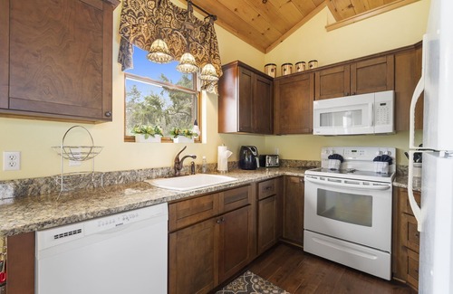 Blue Eye House | Secluded Home- Mountain Estate with Stunning Lake Views & Cleared Trail to water!