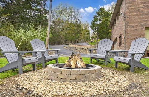 Blue Eye House | Secluded Home- Mountain Estate with Stunning Lake Views & Cleared Trail to water!