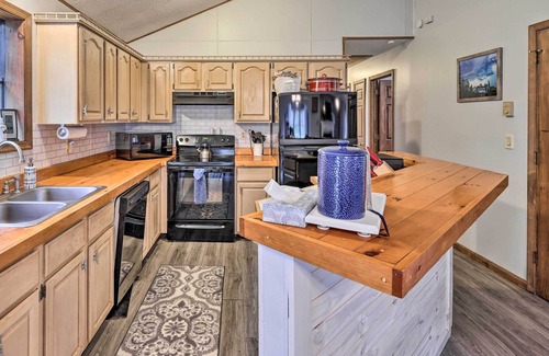 Greentown Cottage | Secluded Lake Ariel Hideaway w/ Deck & Pool Access