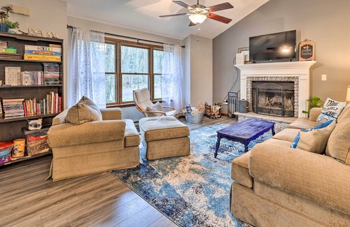 Greentown Cottage | Secluded Lake Ariel Hideaway w/ Deck & Pool Access