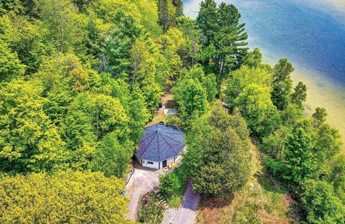 Wollaston House | Secluded Lake Retreat | Starlink | Night Sky Views