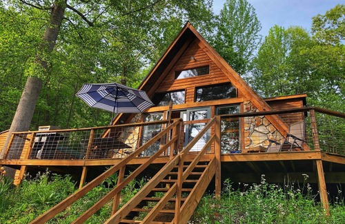 Butler Ski Chalet | Secluded LAKEFRONT Chalet: 2.8acres, Dock, Kayaks and Canoe, Pet Friendly, Wifi