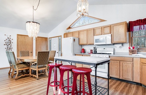 Rhinelander House | Secluded lakefront gem with breathtaking views & free WiFi - dogs welcome