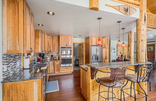 Valley of the Sun Cabin | Secluded Log Cabin: 10 Acres, Soaker Tub