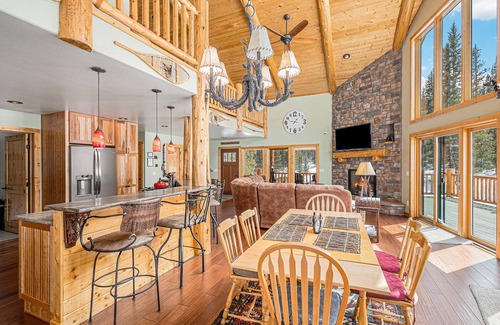 Valley of the Sun Cabin | Secluded Log Cabin: 10 Acres, Soaker Tub
