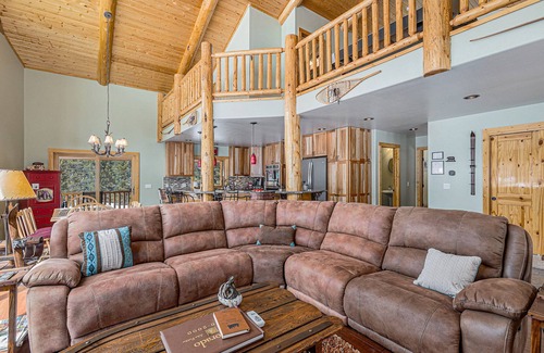 Valley of the Sun Cabin | Secluded Log Cabin: 10 Acres, Soaker Tub