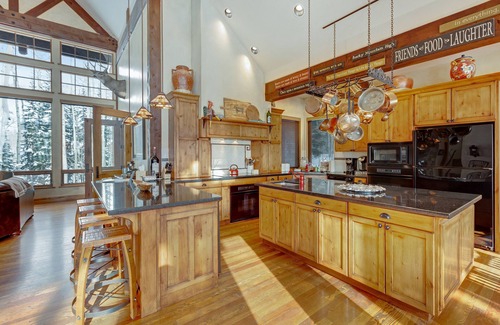 Crested Butte House | Secluded luxury cabin w/game room & mountain views - close to skiing