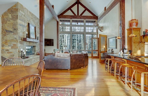 Crested Butte House | Secluded luxury cabin w/game room & mountain views - close to skiing