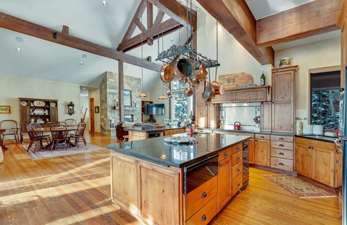Crested Butte House | Secluded luxury cabin w/game room & mountain views - close to skiing