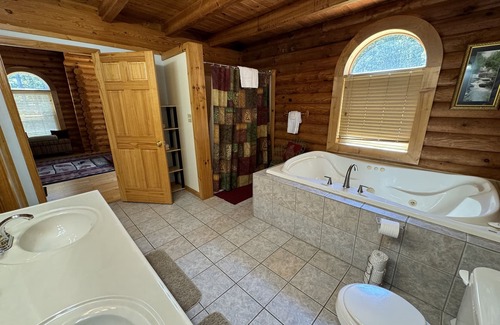 Logan Cabin | Secluded Luxury Lodge overlooking private 57 acre in Hocking Hills Region