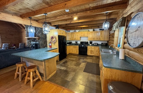 Logan Cabin | Secluded Luxury Lodge overlooking private 57 acre in Hocking Hills Region