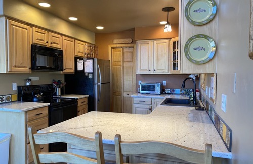 Fairplay Cabin | Secluded Pet-Friendly Getaway, less than 35 miles to Breck, Fast Wifi, spacious - A Reel Good Time