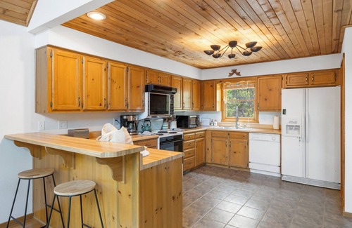 Lampe House | Secluded-Pvt Hot Tub-Free Daily Tickets-Walk to Table Rock Lake