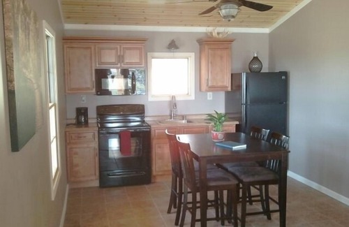 Buncombe Cabin | Secluded Rental Cabin on Southern Illinois Wine Trail, Private Hot Tub