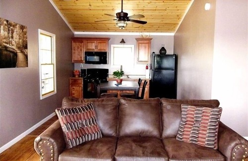Buncombe Cabin | Secluded Rental Cabin on Southern Illinois Wine Trail, Private Hot Tub