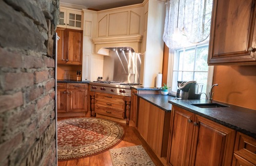 Middle Hope House | Secluded Retreat. Perfect for West Point Families! Gourmet Kitchen!