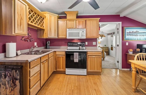 Paradise Estates Cabin | Secluded River Front Cabin @ Mt Rainier w/Hot Tub
