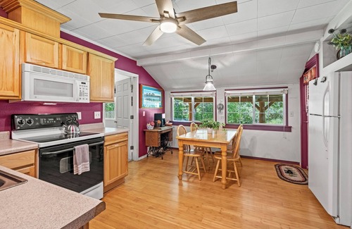Paradise Estates Cabin | Secluded River Front Cabin @ Mt Rainier w/Hot Tub